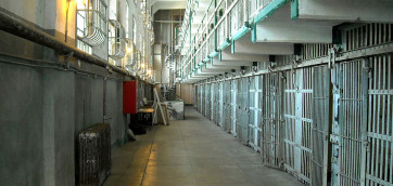 1024px-Alcatraz_-_Inside_the_Main_Cellhouse_(4409974876)