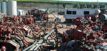 1280px-Fracking_operation