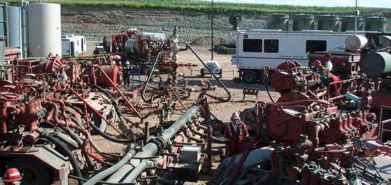 1280px-Fracking_operation