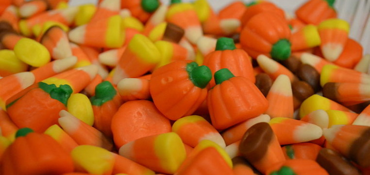 800px-Candy_corn_and_candy_pumpkins_(6167937426)