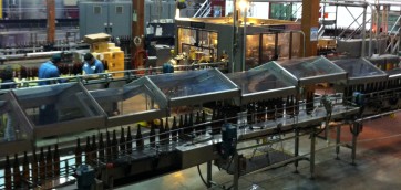 Bottling_line_operation_at_Columbia_Crest