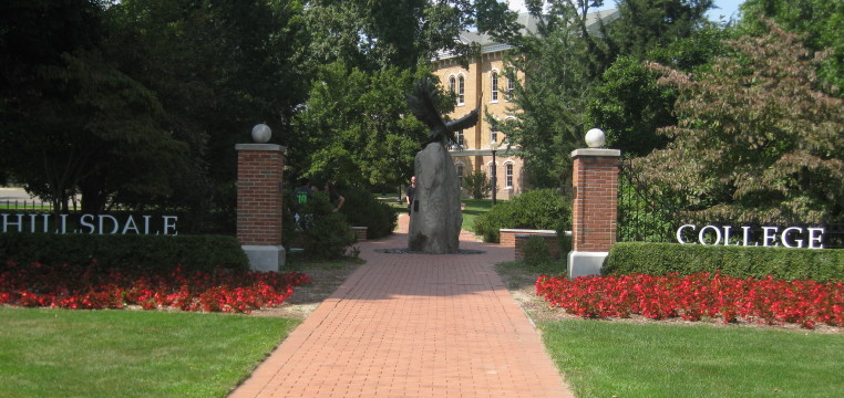 Hillsdale_College_gate