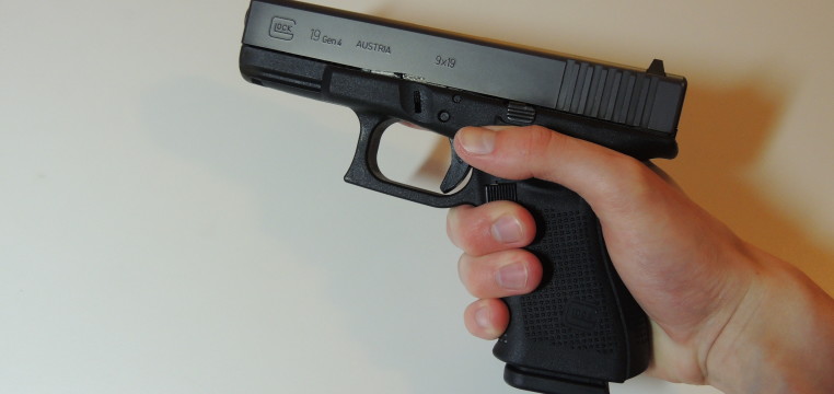 Glock_19_Gen_4_in_hand