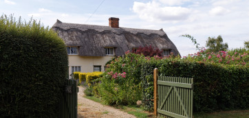 Church_St_house_gate_and_drive_Henham_Essex_England