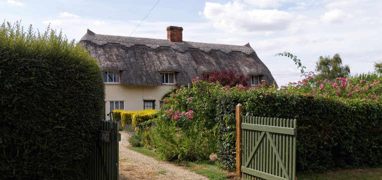 Church_St_house_gate_and_drive_Henham_Essex_England
